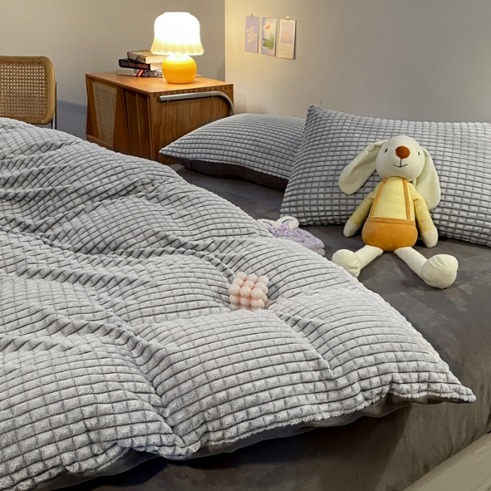 91家纺网 家纺一手货源 找家纺 慕澄 2024新款牛奶绒剪花简约款四件套 简约-灰