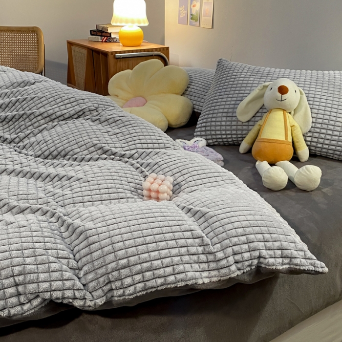 91家纺网 家纺一手货源 找家纺 慕澄 2024新款牛奶绒剪花简约款四件套 简约-灰