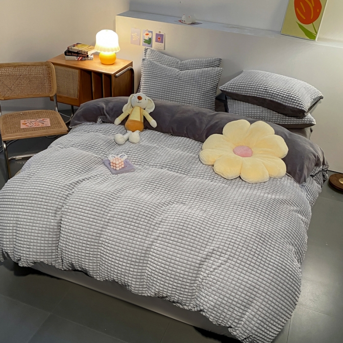 91家纺网 家纺一手货源 找家纺 慕澄 2024新款牛奶绒剪花简约款四件套 简约-灰