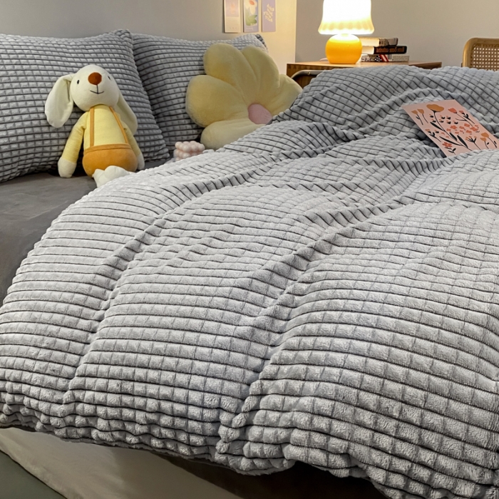 91家纺网 家纺一手货源 找家纺 慕澄 2024新款牛奶绒剪花简约款四件套 简约-灰