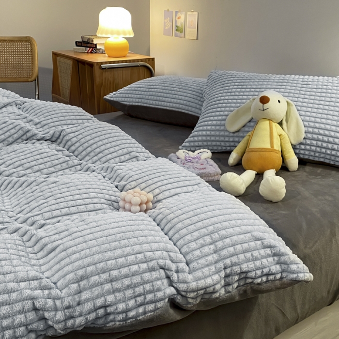 91家纺网 家纺一手货源 找家纺 慕澄 2024新款牛奶绒剪花简约款四件套 简约-蓝