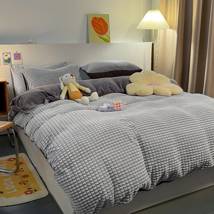 91家纺网 家纺一手货源 找家纺 慕澄 2024新款牛奶绒剪花简约款四件套 简约-灰