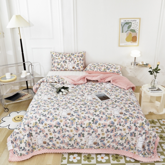 91家纺网 家纺一手货源 找家纺 星期八  2022新款全棉豆豆被春秋被-系列二 花丛兔