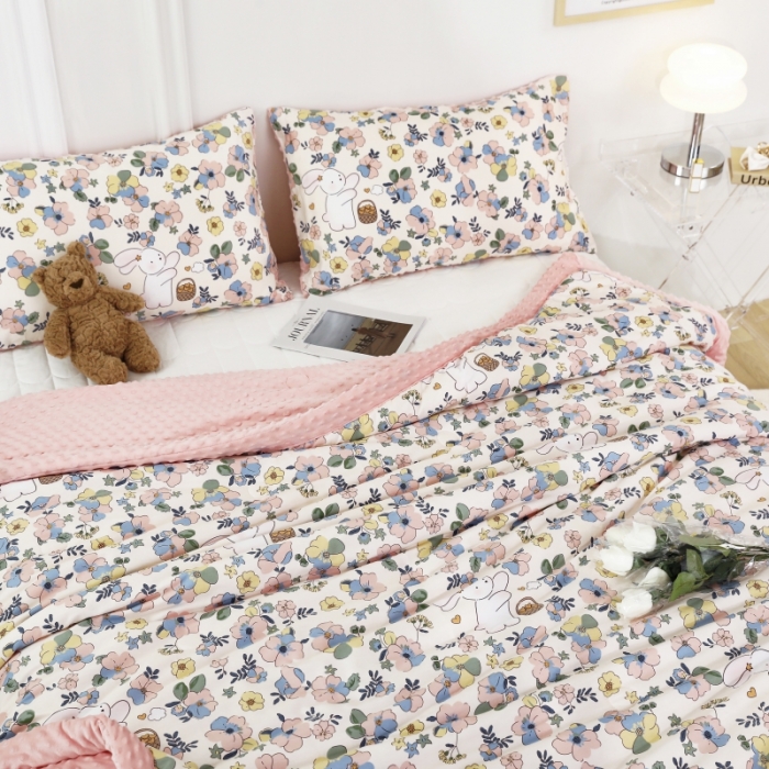 91家纺网 家纺一手货源 找家纺 星期八  2022新款全棉豆豆被春秋被-系列二 花丛兔