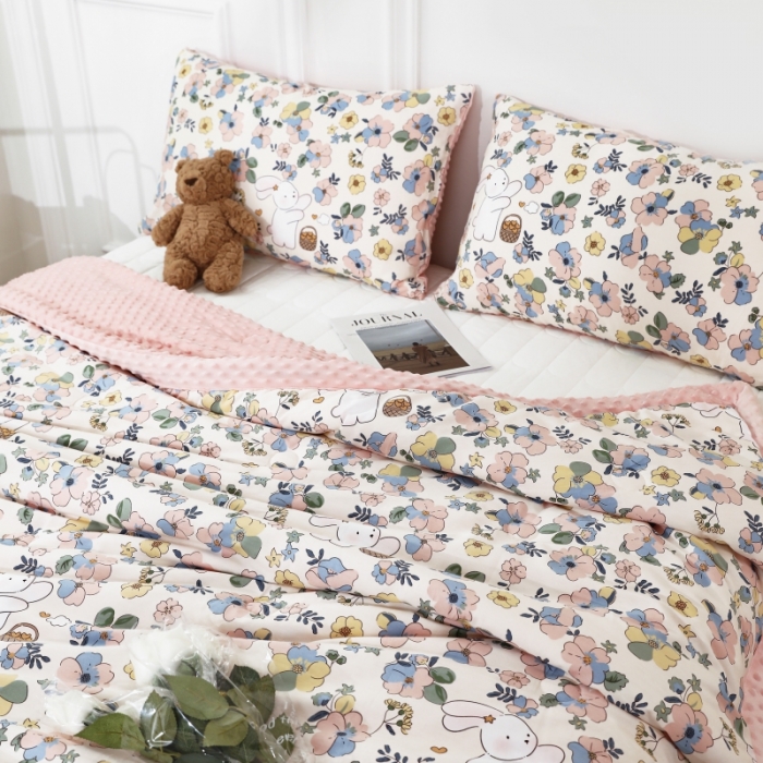 91家纺网 家纺一手货源 找家纺 星期八  2022新款全棉豆豆被春秋被-系列二 花丛兔