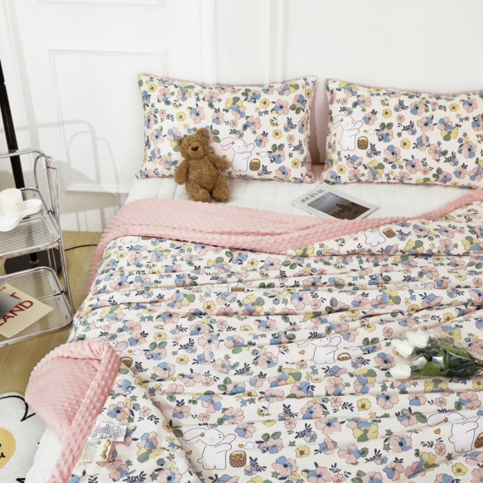 91家纺网 家纺一手货源 找家纺 星期八  2022新款全棉豆豆被春秋被-系列二 花丛兔