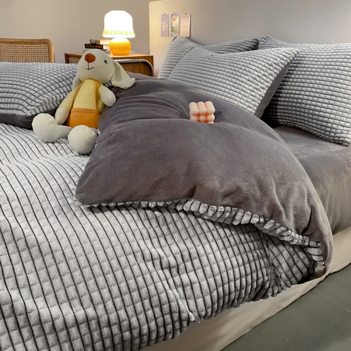 91家纺网 家纺一手货源 找家纺 慕澄 2024新款牛奶绒剪花简约款四件套 简约-灰