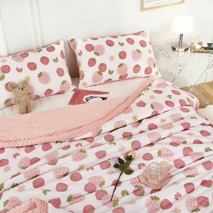 91家纺网 家纺一手货源 找家纺 星期八  2022新款全棉豆豆被春秋被-系列二 小草莓