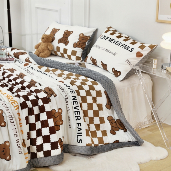 91家纺网 家纺一手货源 找家纺 星期八  2022新款全棉豆豆被春秋被-系列二 棋盘格熊