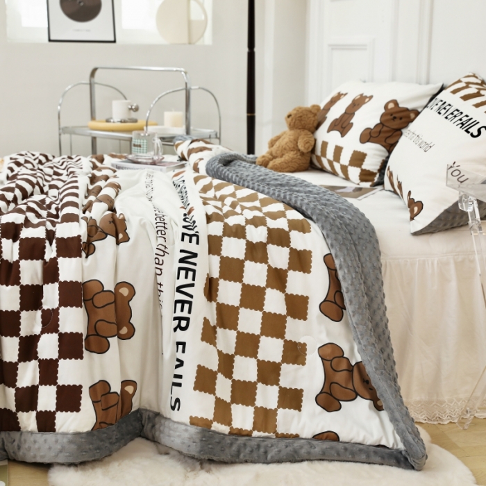 91家纺网 家纺一手货源 找家纺 星期八  2022新款全棉豆豆被春秋被-系列二 棋盘格熊