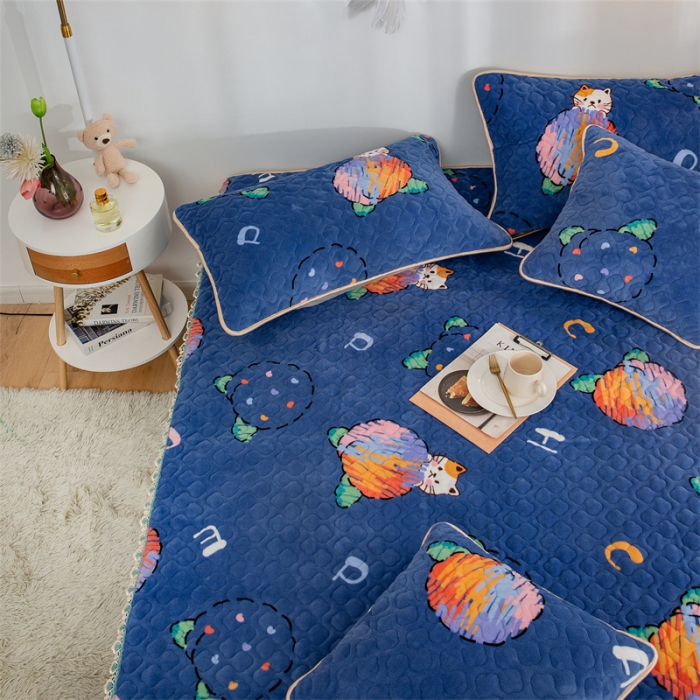 91家纺网 家纺一手货源 找家纺 美优兰 2025秋冬新款牛奶绒榻榻米垫床盖（可定制） 蓝猫精灵