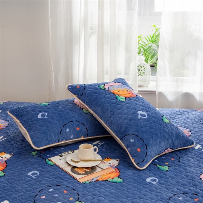 91家纺网 家纺一手货源 找家纺 美优兰 2025秋冬新款牛奶绒榻榻米垫床盖（可定制） 蓝猫精灵