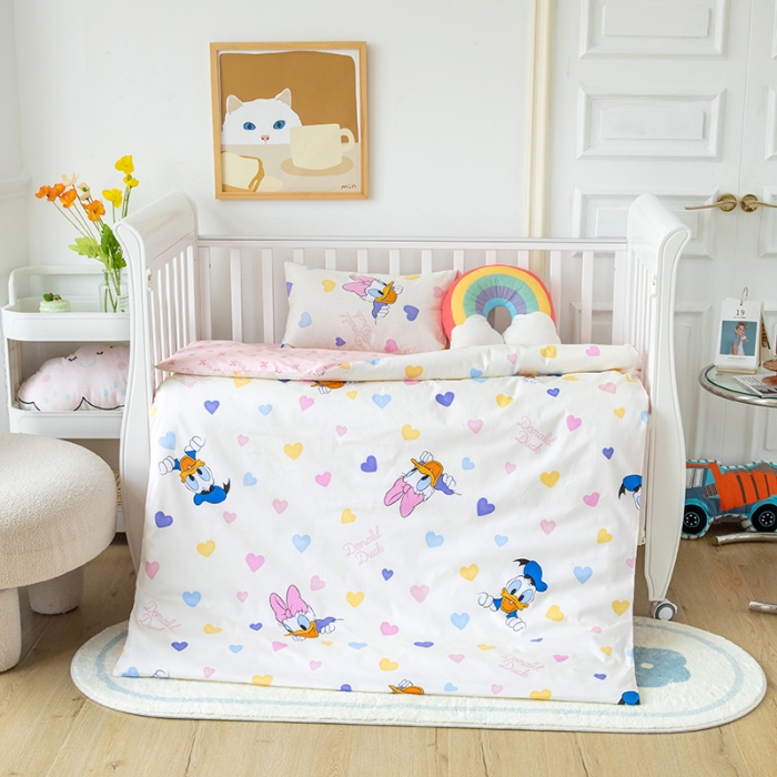 91家纺网 家纺一手货源 找家纺 小芽 迪士尼正版授权全棉幼儿园三件套 爱心黛西