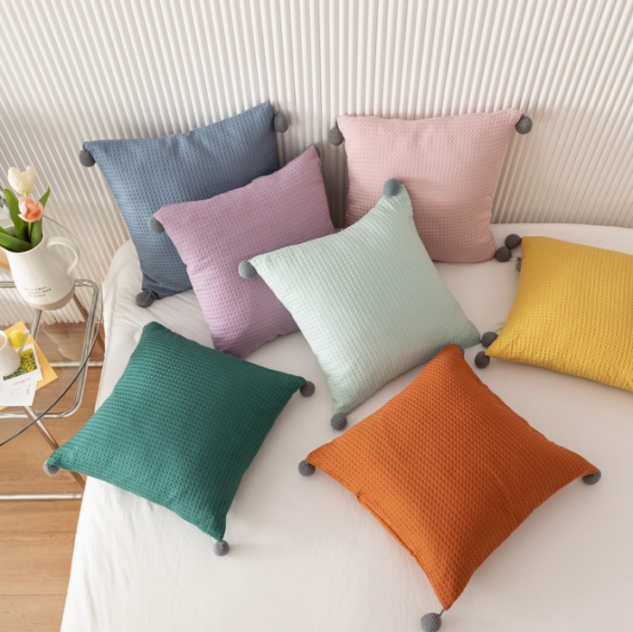 91家纺网 家纺一手货源 找家纺 美茉家居 2022新款韩式华夫格球球抱枕 湖蓝