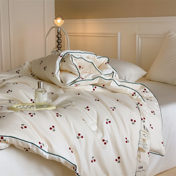 91家纺网 家纺一手货源 找家纺 汇庭 2022新款60s数码印花春秋被 小樱桃