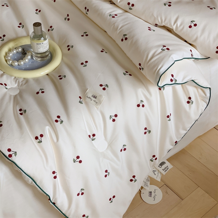 91家纺网 家纺一手货源 找家纺 汇庭 2022新款60s数码印花春秋被 小樱桃