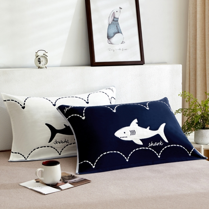 91家纺网 家纺一手货源 找家纺 朴尔 2022新款全棉四层纱布大版花独版枕巾（一对） 鲸鱼-藏青（50*80）