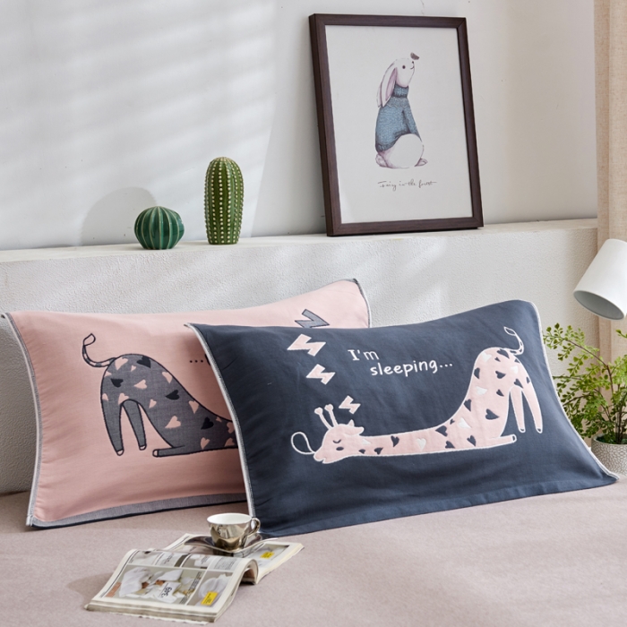 91家纺网 家纺一手货源 找家纺 朴尔 2022新款全棉四层纱布大版花独版枕巾（一对） 懒懒长颈鹿（50*80）