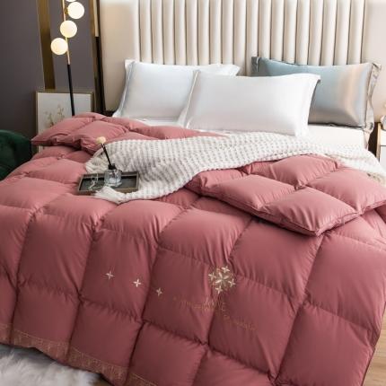 91家纺网 家纺一手货源 找家纺 绒研 2025新款80全棉绣花羽绒被白鹅绒冬被被子被芯 斐玲-豆沙