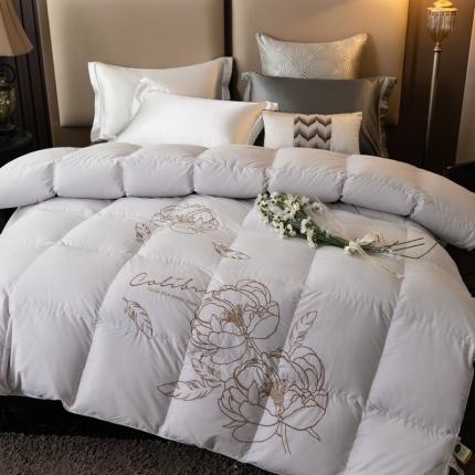 91家纺网 家纺一手货源 找家纺 绒研 2025新款80全棉绣花羽绒被白鹅绒冬被被子被芯 沐香--浅灰