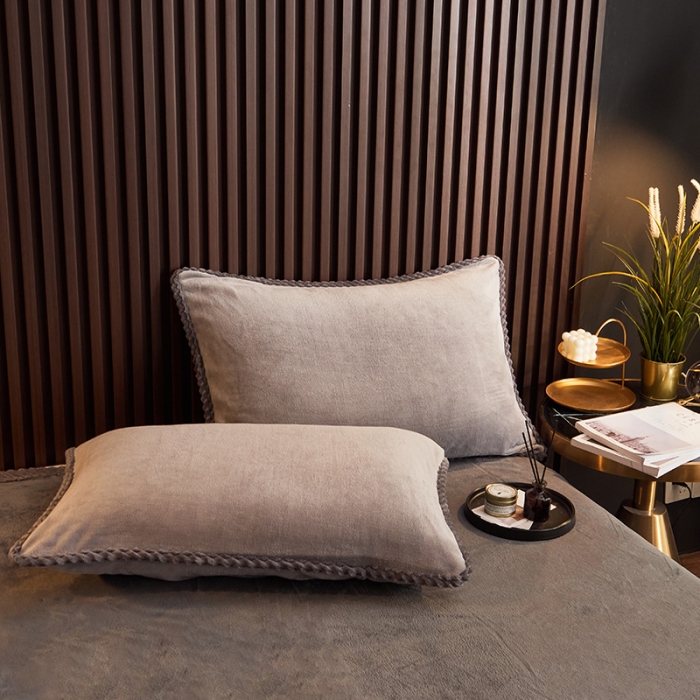 91家纺网 家纺一手货源 找家纺 闲鱼家纺 2025款高克重欧式包边牛奶绒四件套-高级灰