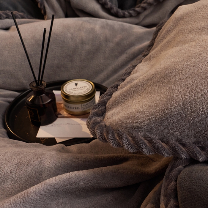 91家纺网 家纺一手货源 找家纺 闲鱼家纺 2025款高克重欧式包边牛奶绒四件套-高级灰