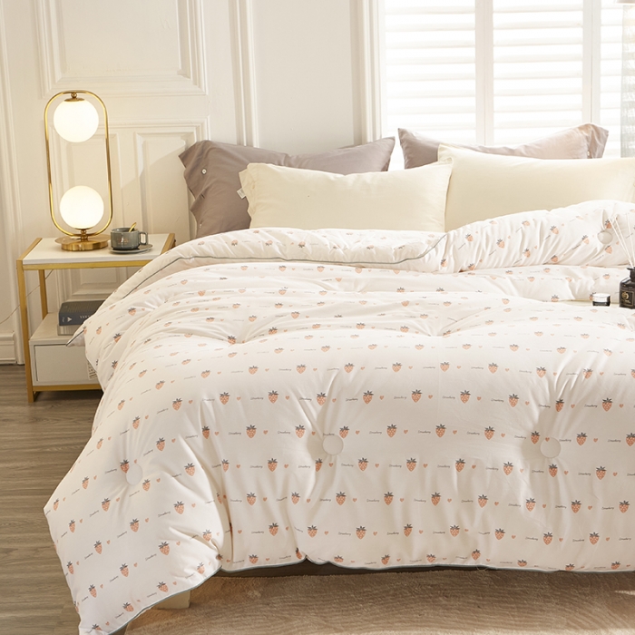 91家纺网 家纺一手货源 找家纺 素玖抱枕被2023新款全棉时尚印花大豆被被子被芯 小草莓