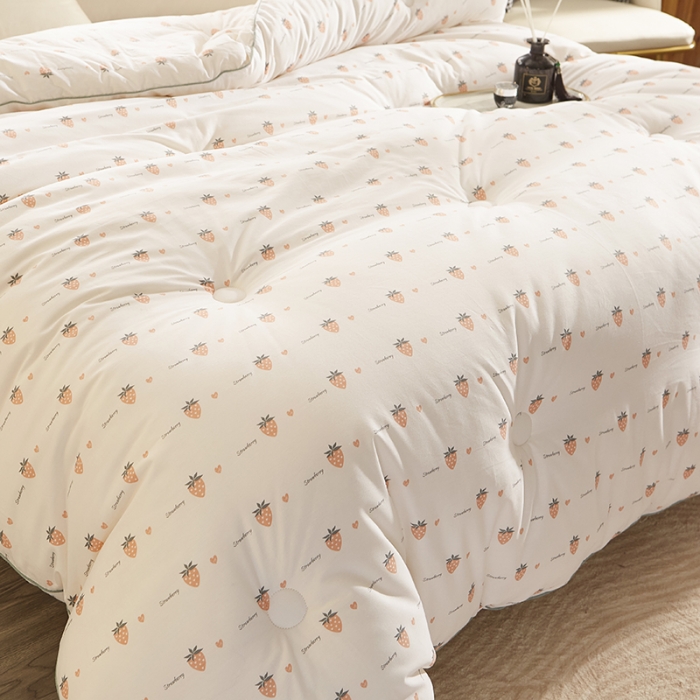 91家纺网 家纺一手货源 找家纺 素玖抱枕被2023新款全棉时尚印花大豆被被子被芯 小草莓