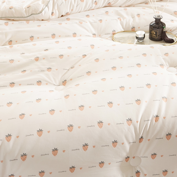 91家纺网 家纺一手货源 找家纺 素玖抱枕被2023新款全棉时尚印花大豆被被子被芯 小草莓