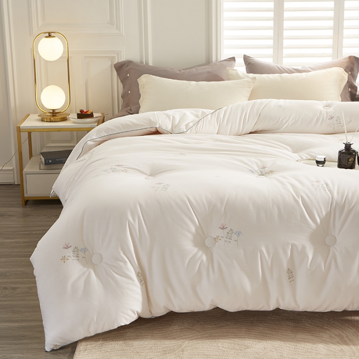 91家纺网 家纺一手货源 找家纺 素玖抱枕被2023新款全棉时尚印花大豆被被子被芯 小清新-白