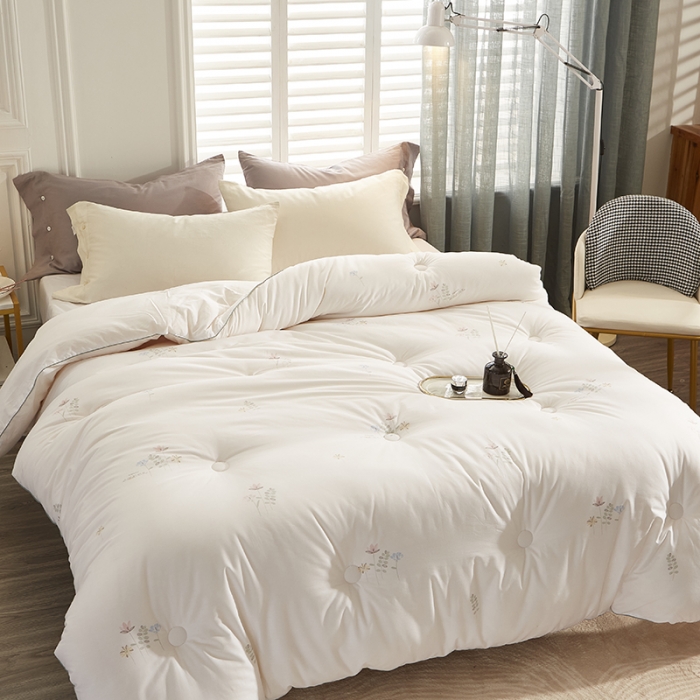 91家纺网 家纺一手货源 找家纺 素玖抱枕被2023新款全棉时尚印花大豆被被子被芯 小清新-白