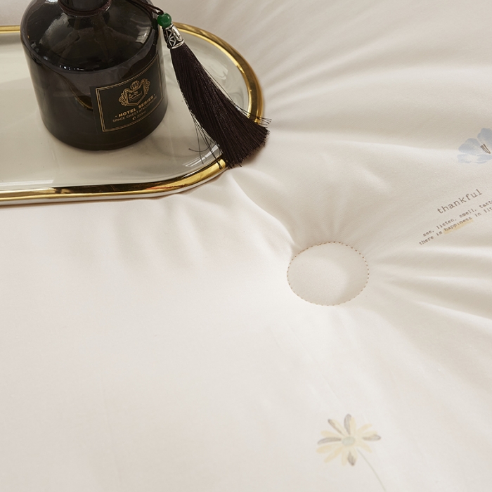 91家纺网 家纺一手货源 找家纺 素玖抱枕被2023新款全棉时尚印花大豆被被子被芯 小清新-白