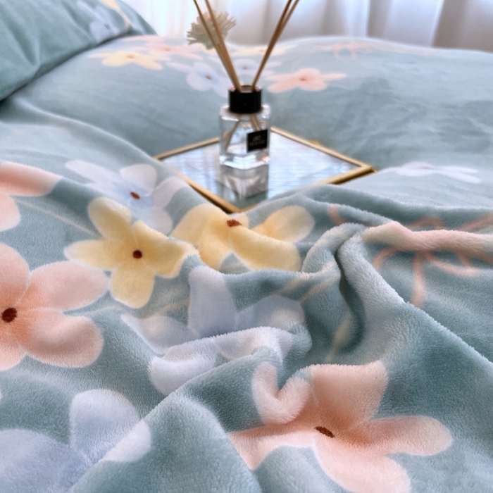 91家纺网 家纺一手货源 找家纺 凡客家居 2022新款牛奶绒印花系列四件套 浪漫满屋-浅绿