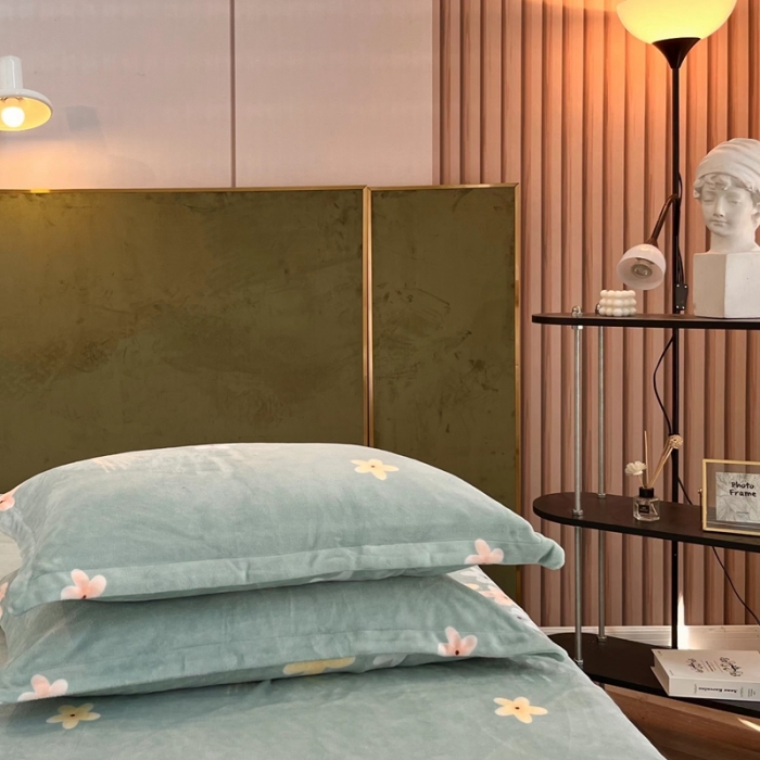 91家纺网 家纺一手货源 找家纺 凡客家居 2022新款牛奶绒印花系列四件套 浪漫满屋-浅绿