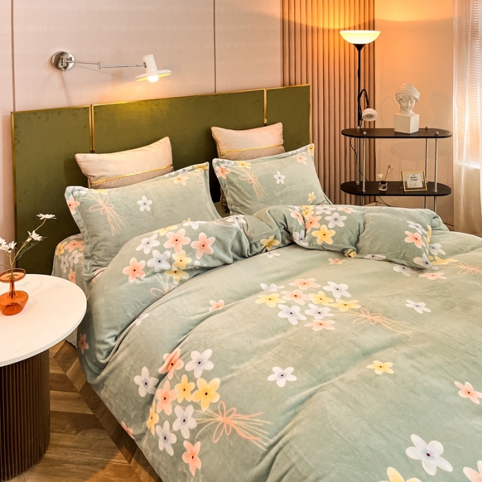 91家纺网 家纺一手货源 找家纺 凡客家居 2022新款牛奶绒印花系列四件套 浪漫满屋-浅绿