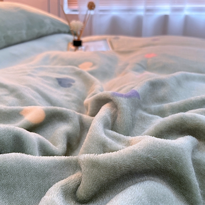 91家纺网 家纺一手货源 找家纺 凡客家居 2022新款牛奶绒印花系列四件套 洛丽塔