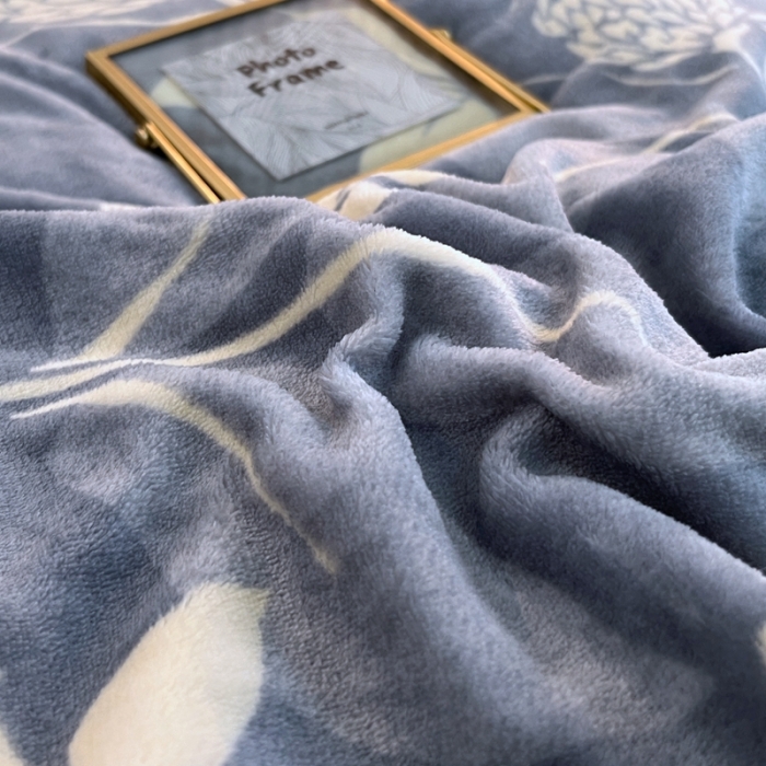 91家纺网 家纺一手货源 找家纺 凡客家居 2022新款牛奶绒印花系列四件套 秋意-蓝