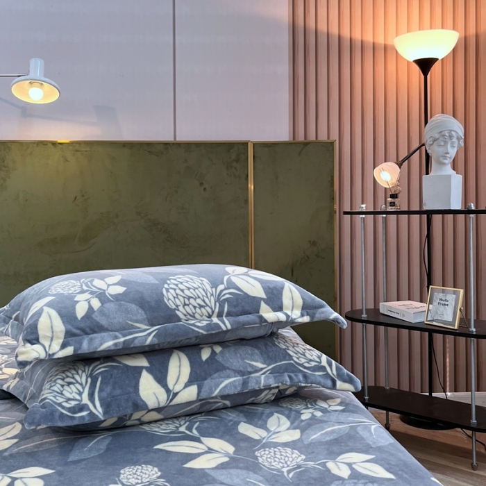 91家纺网 家纺一手货源 找家纺 凡客家居 2022新款牛奶绒印花系列四件套 秋意-蓝