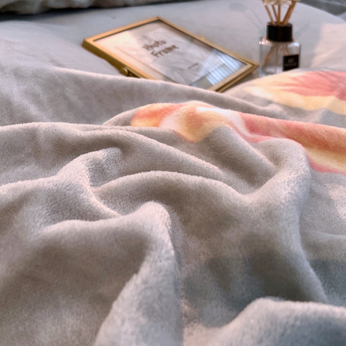 91家纺网 家纺一手货源 找家纺 凡客家居 2022新款牛奶绒印花系列四件套 相思-浅绿