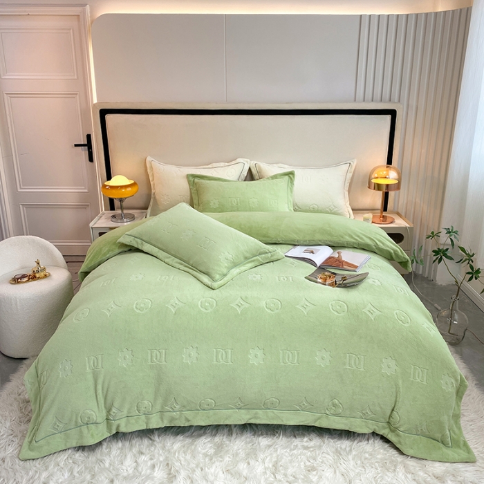 91家纺网 家纺一手货源 找家纺 凡客家居 2022新款牛奶绒雕花系列四件套 布兰特-草绿色