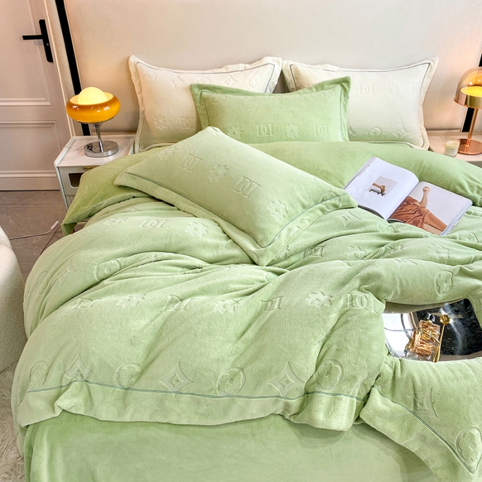 91家纺网 家纺一手货源 找家纺 凡客家居 2022新款牛奶绒雕花系列四件套 布兰特-草绿色