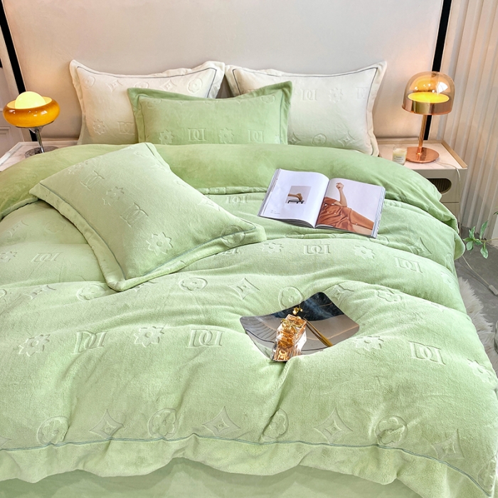 91家纺网 家纺一手货源 找家纺 凡客家居 2022新款牛奶绒雕花系列四件套 布兰特-草绿色