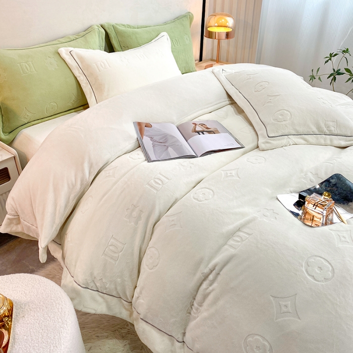 91家纺网 家纺一手货源 找家纺 凡客家居 2022新款牛奶绒雕花系列四件套 布兰特-奶白