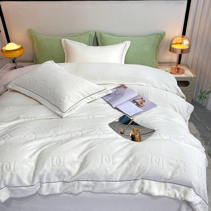 91家纺网 家纺一手货源 找家纺 凡客家居 2022新款牛奶绒雕花系列四件套 布兰特-奶白