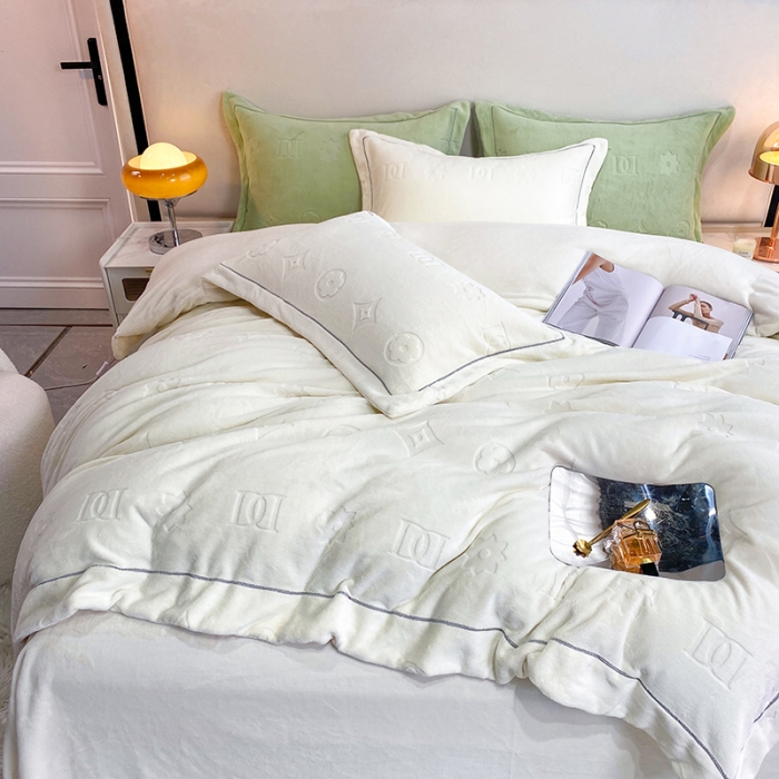 91家纺网 家纺一手货源 找家纺 凡客家居 2022新款牛奶绒雕花系列四件套 布兰特-奶白