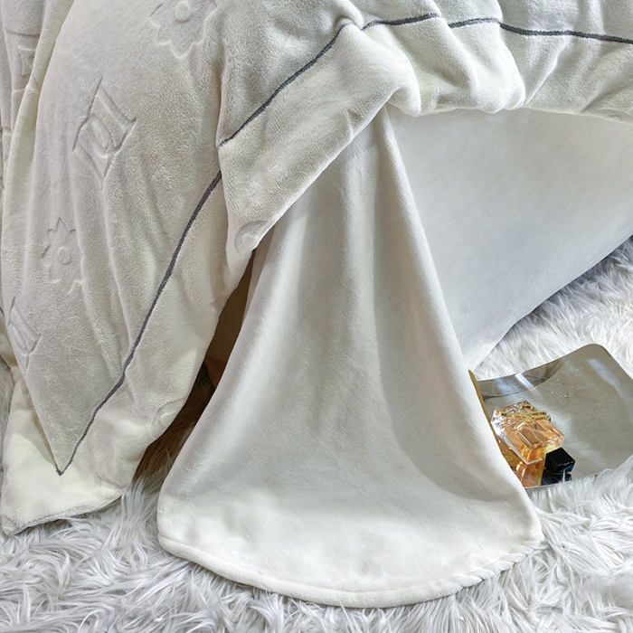 91家纺网 家纺一手货源 找家纺 凡客家居 2022新款牛奶绒雕花系列四件套 布兰特-奶白