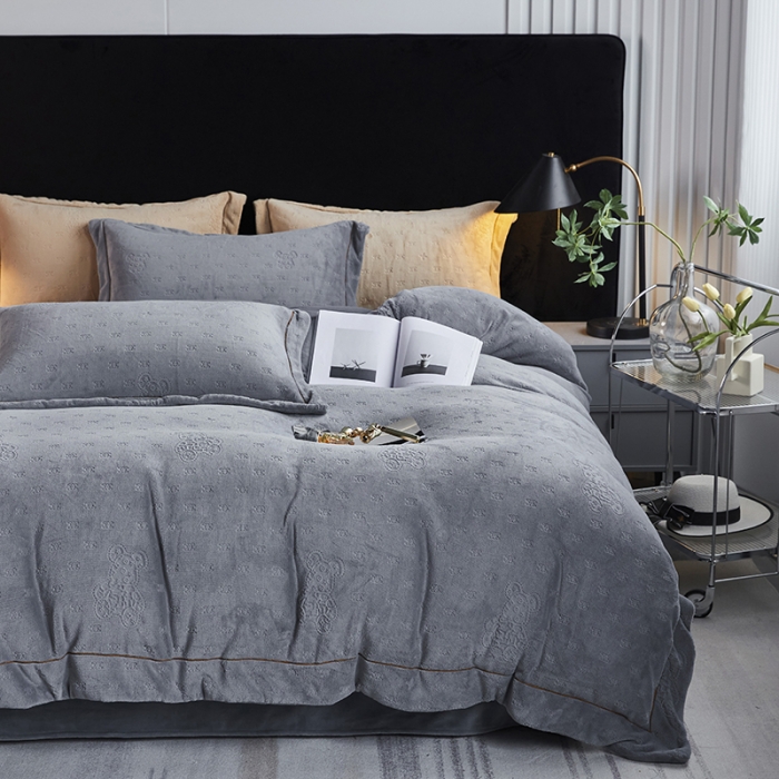 91家纺网 家纺一手货源 找家纺 凡客家居 2022新款牛奶绒雕花系列四件套 靓仔熊-高级灰