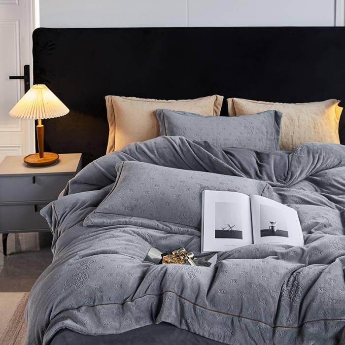 91家纺网 家纺一手货源 找家纺 凡客家居 2022新款牛奶绒雕花系列四件套 靓仔熊-高级灰