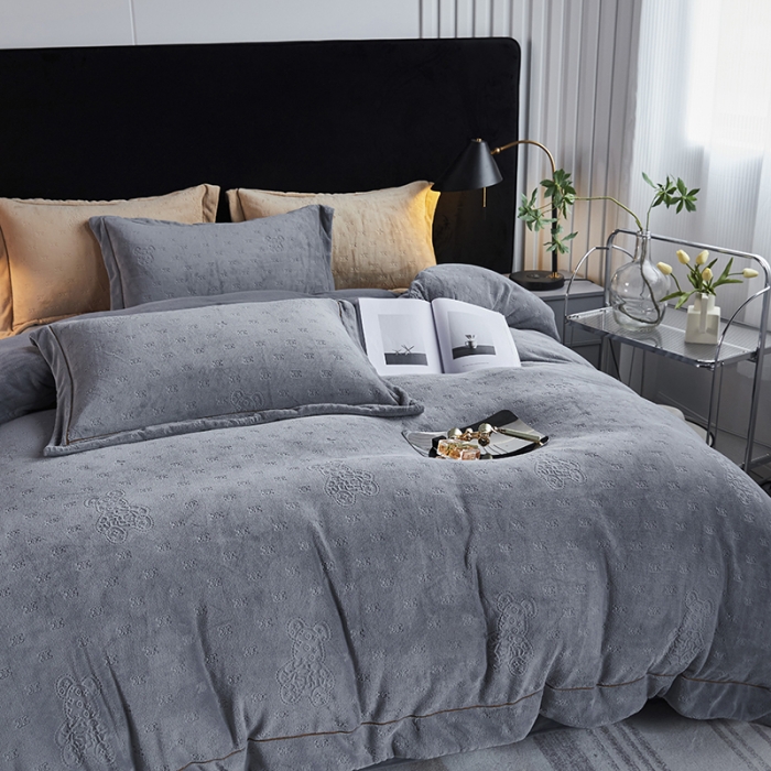 91家纺网 家纺一手货源 找家纺 凡客家居 2022新款牛奶绒雕花系列四件套 靓仔熊-高级灰