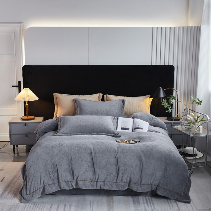 91家纺网 家纺一手货源 找家纺 凡客家居 2022新款牛奶绒雕花系列四件套 靓仔熊-高级灰